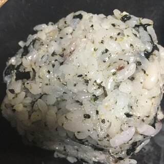 醤油麹と黒すりごまでおにぎり